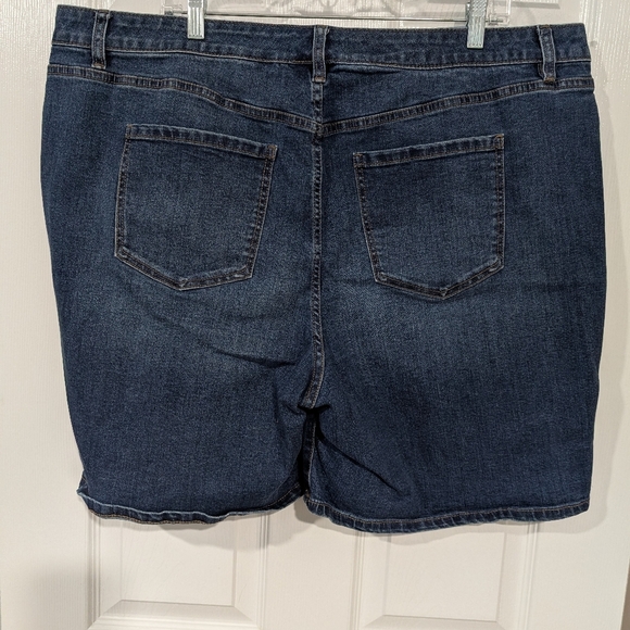 Lane Bryant Dark Denim Signature Fit Mid-Rise Boyfriend Shorts in Size 20 - Picture 6 of 13